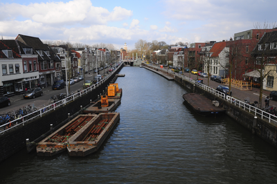 900134 Gezicht op de Vaartsche Rijn te Utrecht, met links de Westerkade en rechts de Oosterkade.